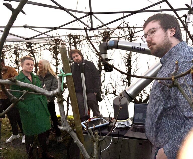 Demonstratie met snoeirobot voor perenbomen